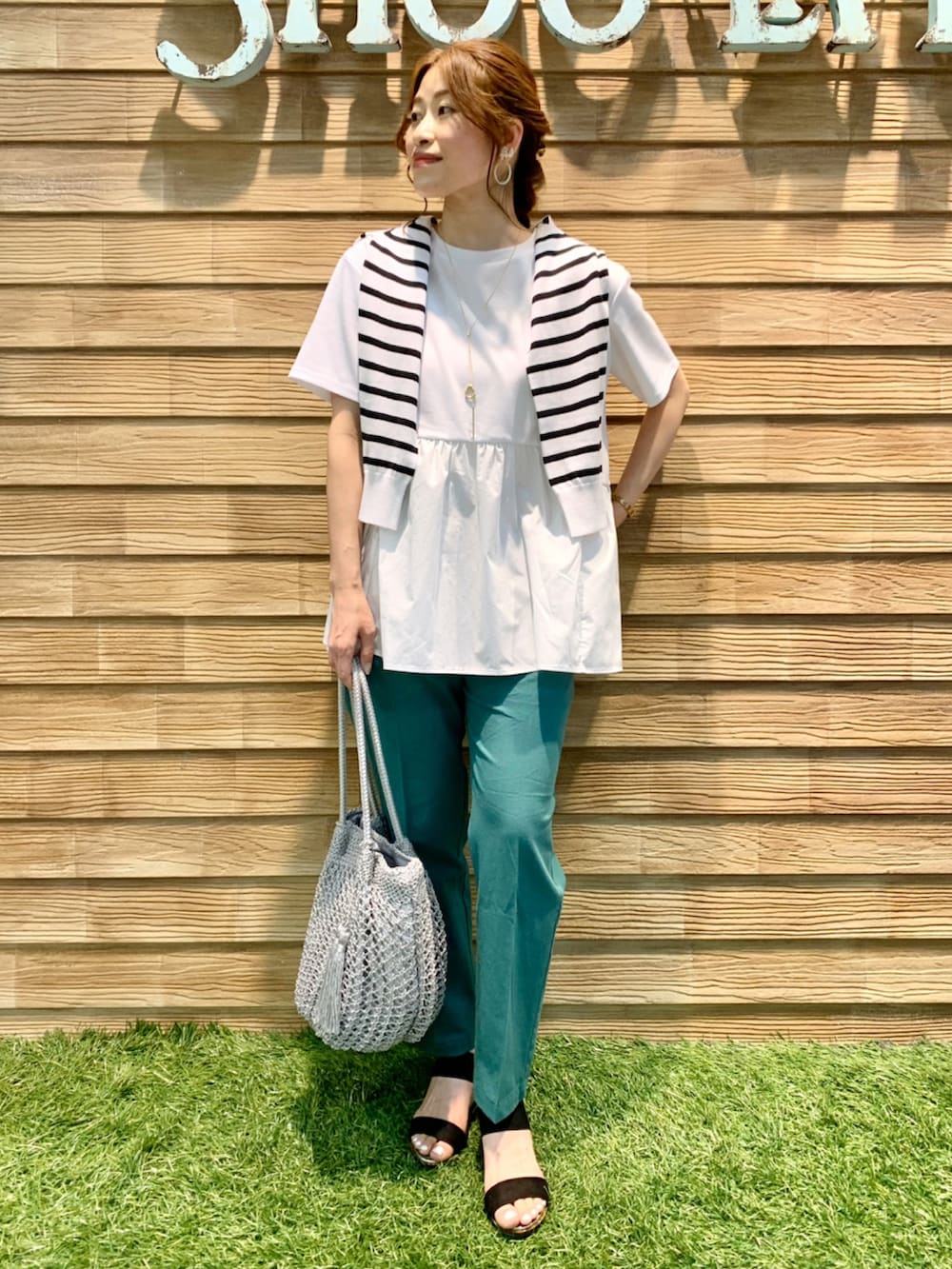 ホワイト系のTシャツ/カットソー、ホワイト系のカーディガン/ボレロ、グリーン系のその他パンツを着用したレディースの春コーディネートの2枚目の写真