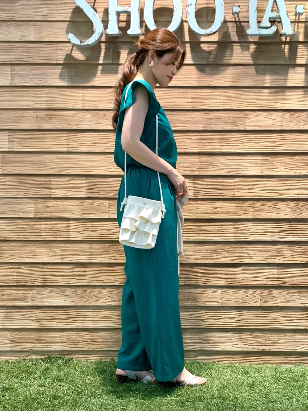 グリーン系のシャツ/ブラウス、グリーン系のその他パンツ、ベージュ系のカーディガン/ボレロを着用したレディースの秋コーディネートの4枚目の写真