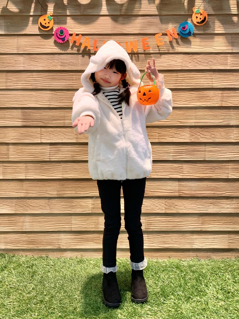 「シューラルー、シューラルーキッズ、モノトーン、ホワイト、パーカー、ボーダー、ニット、ブラック、パンツスタイル、ブーツ、リンクコーデ、レイヤードスタイル、ハロウィン、ボーダーを探せ！、スウィーツ同盟会」｜「SHOO・LA・RUEの【110-140cm】エコファー耳つきパーカー（ブルゾン、ホワイト系）」を使った、E r i   さん（骨格ウェーブ・キッズ・127cm）の秋コーディネートの2枚目の写真