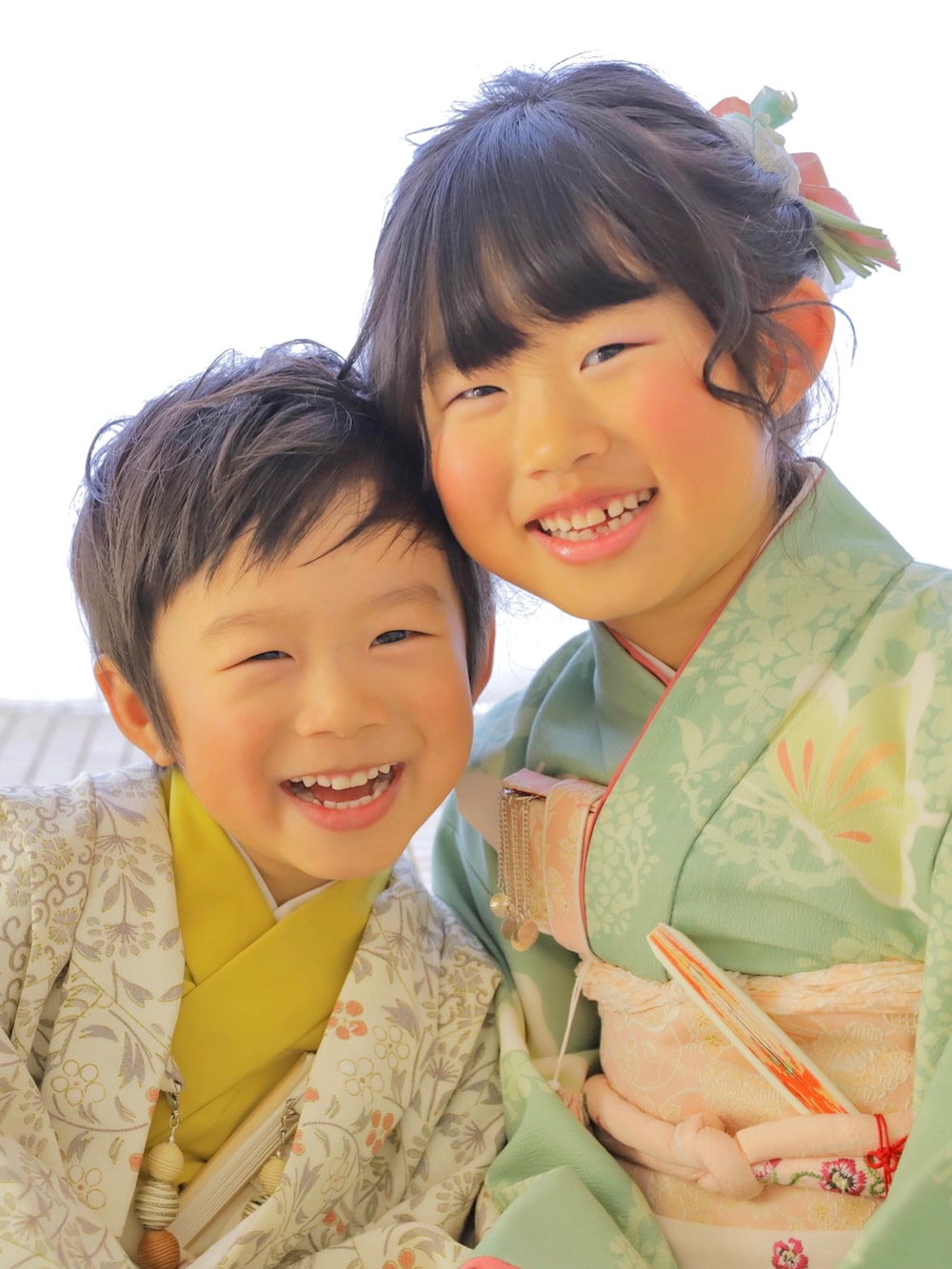 ベージュ系のノーカラージャケット、ベージュ系のシャツ/ブラウス、ベージュ系のその他パンツを着用したレディースの冬コーディネートの5枚目の写真