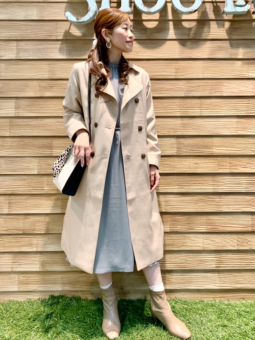 「シューラルー、ドレスキップ、大人カジュアル、きれいめカジュアル、春コーデ、春アウター、トレンチコート、ワンピース、ショートブーツ、卒業式、入学式、STOP 誹謗中傷、WEARは皆の拠り所、笑顔の輪を繋ごう、繋ごう素敵な心の声を」|「DRESKIPの【通勤/セレモニー】防花粉トレンチコート(トレンチコート、ベージュ系)」を使った、E r i さん(レディース・162cm)の冬コーディネートの2枚目の写真