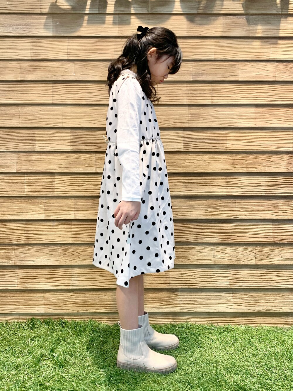 ホワイト系のワンピース、ホワイト系のTシャツ/カットソー、ホワイト系のブーツを着用したキッズの春コーディネートの4枚目の写真