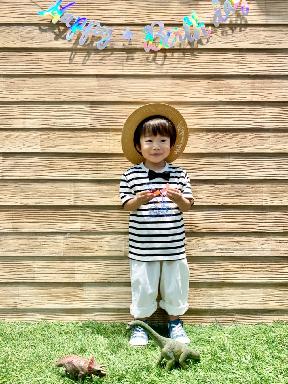 ベージュ系のTシャツ/カットソー、ホワイト系のサロペット/オーバーオール、グリーン系のスニーカーを着用したキッズの夏コーディネートの3枚目の写真