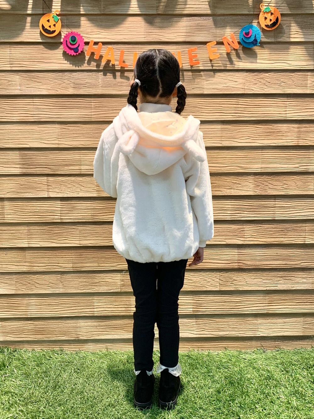 「シューラルー、シューラルーキッズ、モノトーン、ホワイト、パーカー、ボーダー、ニット、ブラック、パンツスタイル、ブーツ、リンクコーデ、レイヤードスタイル、ハロウィン、ボーダーを探せ！、スウィーツ同盟会」｜「SHOO・LA・RUEの【110-140cm】エコファー耳つきパーカー（ブルゾン、ホワイト系）」を使った、E r i   さん（骨格ウェーブ・キッズ・127cm）の秋コーディネートの5枚目の写真