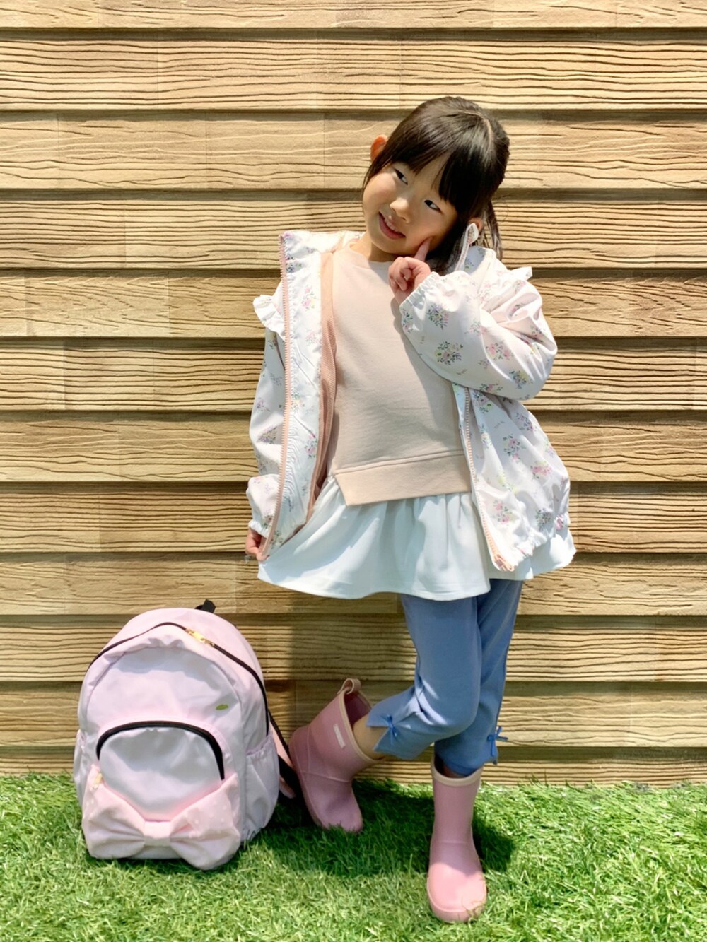 「シューラルー、シューラルーキッズ、キッズコーデ、キッズファッション、カジュアルコーデ、カラー×コーデ、プチプラ、女の子、羽織り、花柄、ブルゾン、リボン、リュック、カラーパンツ」｜「SHOO・LA・RUEの【100-140cm/撥水】総柄フリルブルゾン（ブルゾン、ベージュ系）」を使った、E r i   さん（キッズ・162cm）の春コーディネートの2枚目の写真