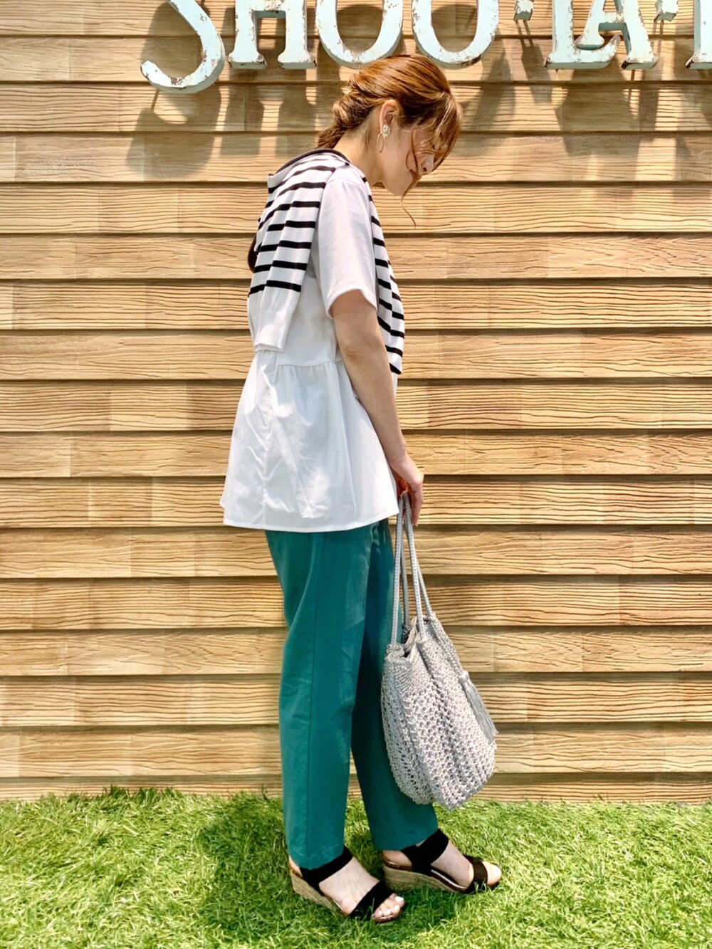 ホワイト系のTシャツ/カットソー、ホワイト系のカーディガン/ボレロ、グリーン系のその他パンツを着用したレディースの春コーディネートの4枚目の写真