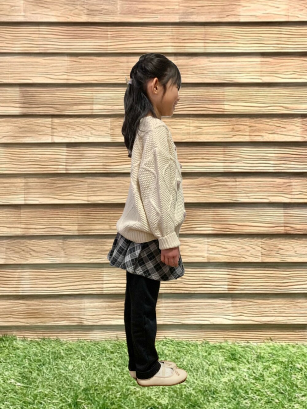 ホワイト系のニット/セーター、ブラック系のスカート、ブラック系のその他パンツを着用したキッズの冬コーディネートの4枚目の写真