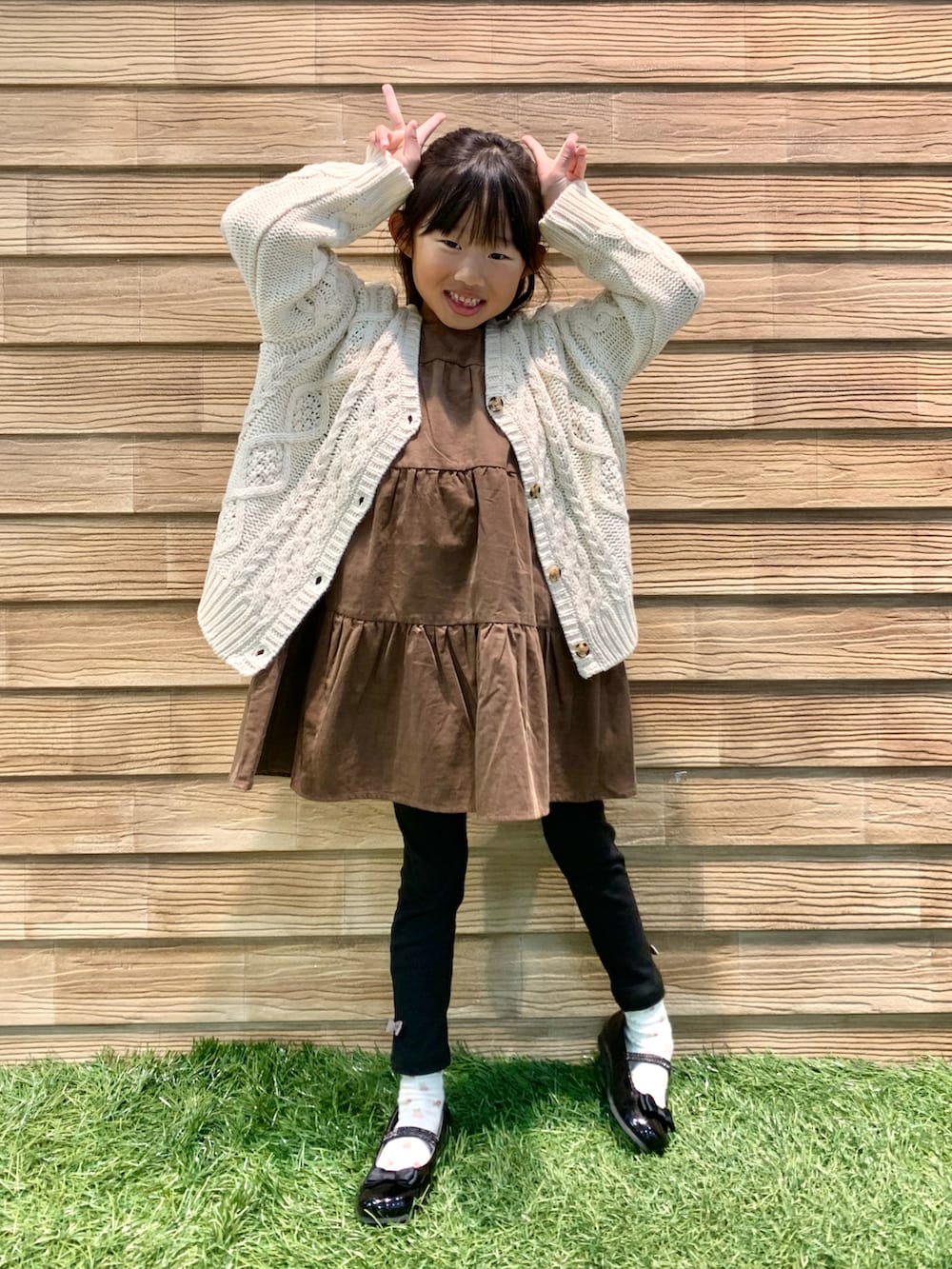 ホワイト系のカーディガン/ボレロ、ブラウン系のワンピース、ブラック系のその他パンツを着用したレディースの秋コーディネートの3枚目の写真