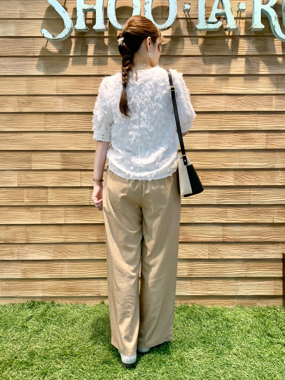 ホワイト系のシャツ/ブラウス、ベージュ系のその他パンツ、ベージュ系のショルダーバッグを着用したレディースの秋コーディネートの5枚目の写真