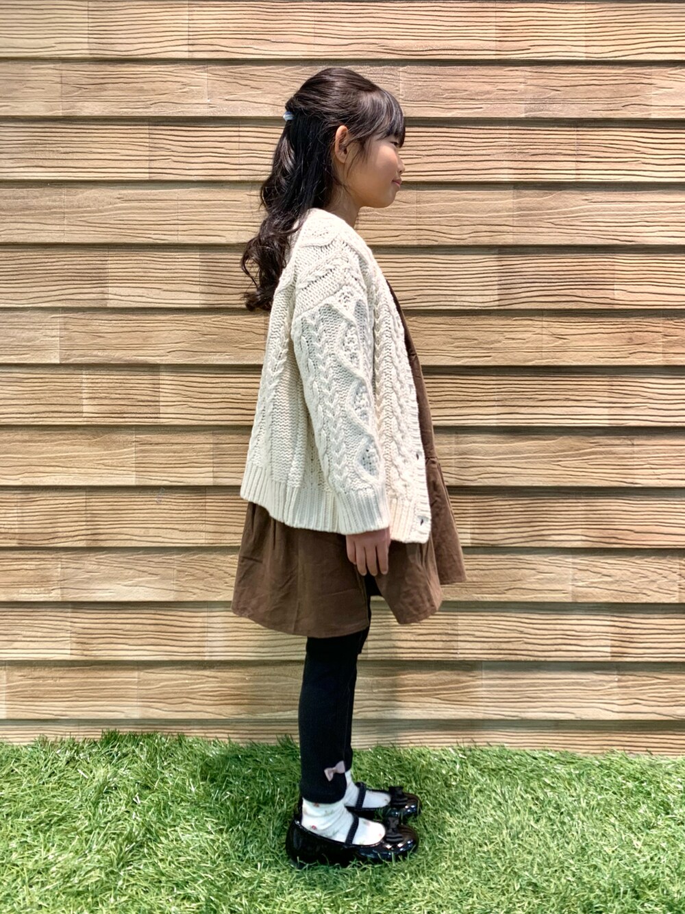 ホワイト系のカーディガン/ボレロ、ブラウン系のワンピース、ブラック系のその他パンツを着用したレディースの秋コーディネートの4枚目の写真