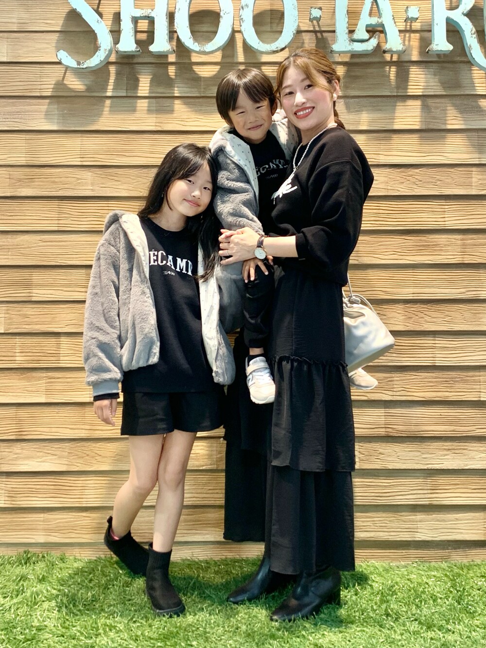 オレンジ系の食器、シルバー系の食器、オレンジ系の食器を着用したレディースの秋コーディネートの4枚目の写真