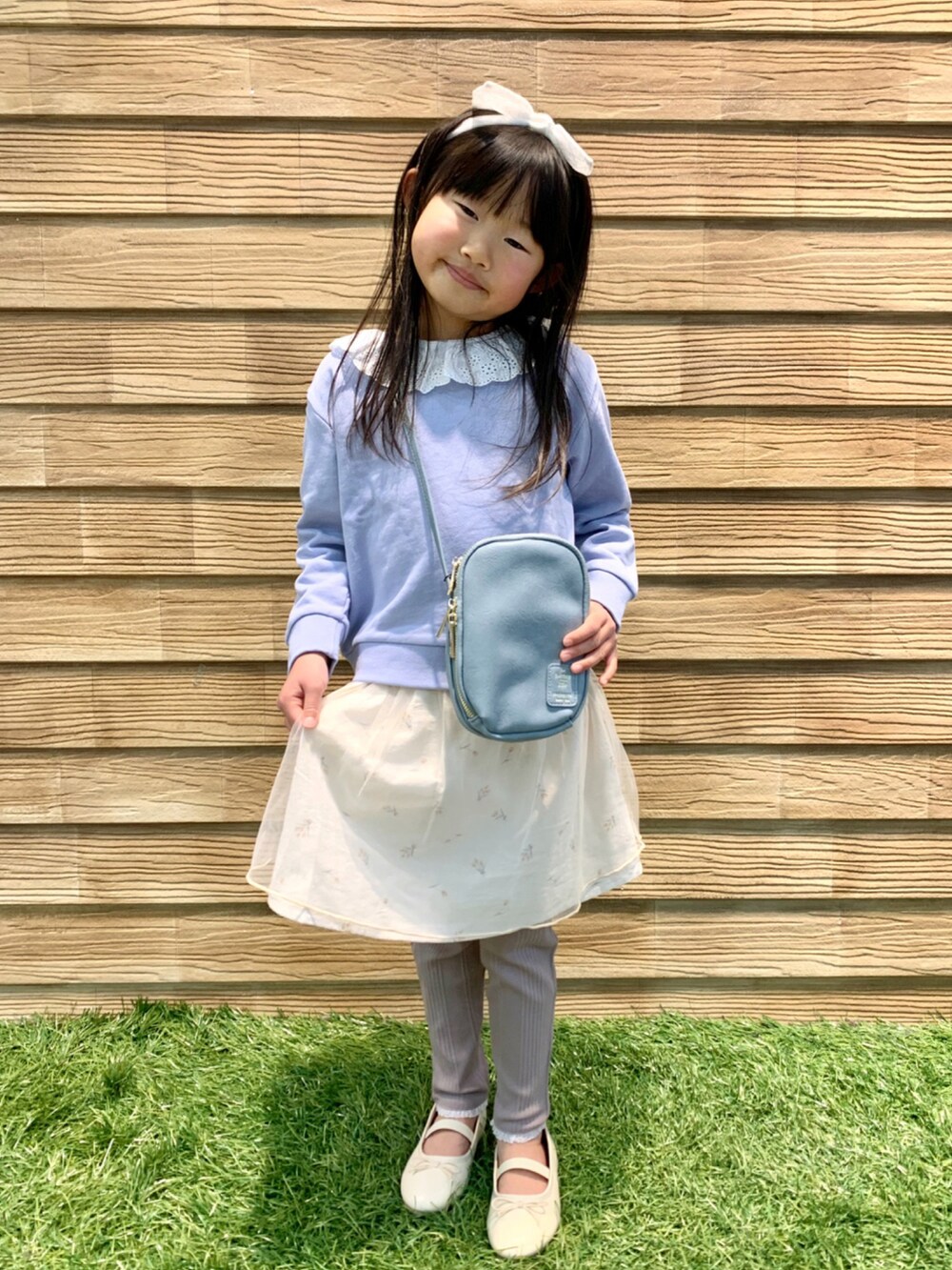 ブルー系のスウェット、ホワイト系のスカート、ブラウン系のその他パンツを着用したキッズの春コーディネートの5枚目の写真