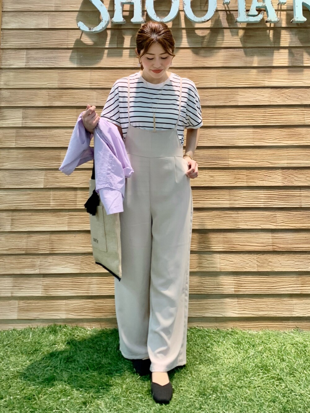 パープル系のシャツ/ブラウス、ブラック系のTシャツ/カットソー、ベージュ系のサロペット/オーバーオールを着用したレディースの夏コーディネートの5枚目の写真