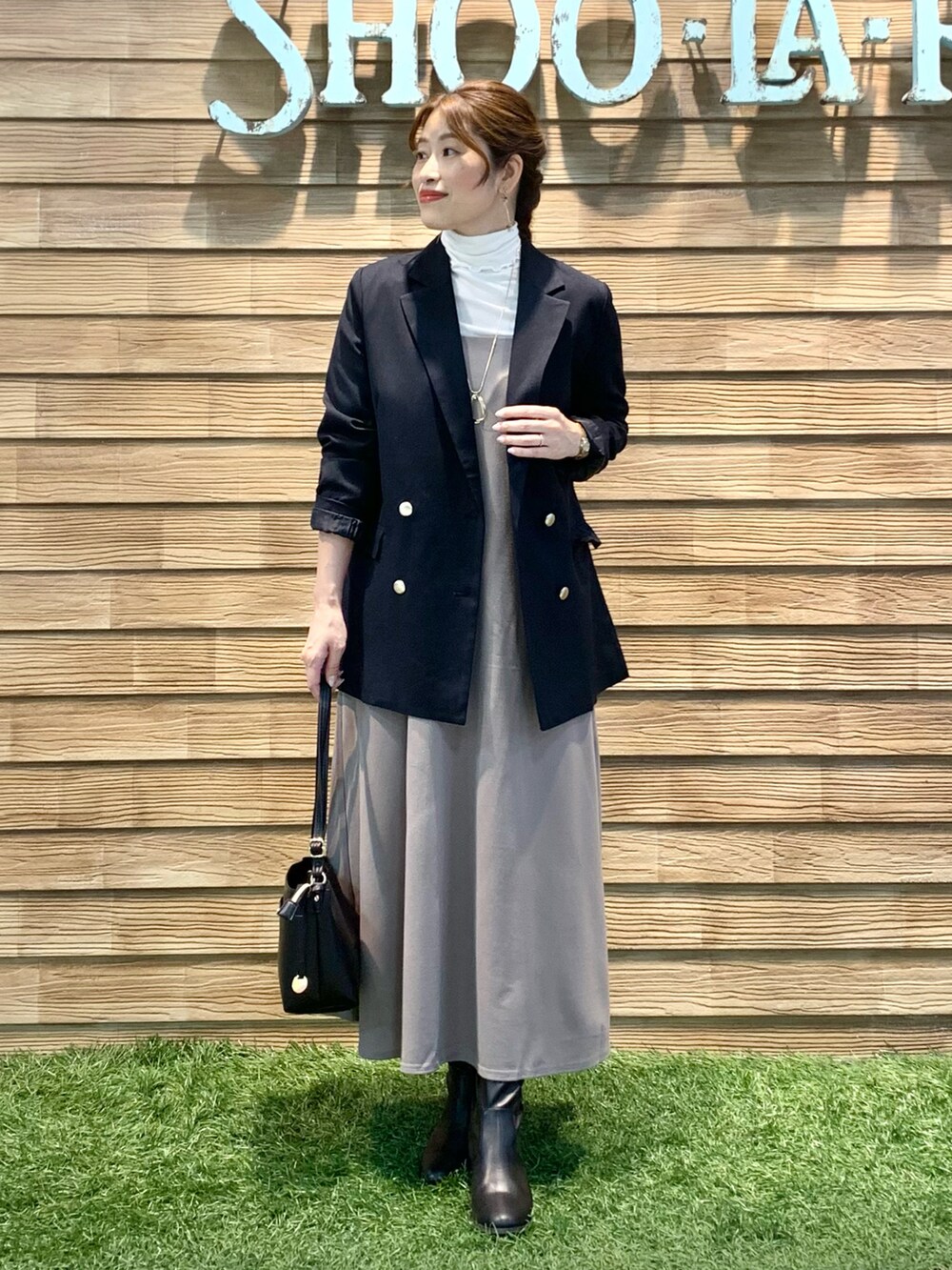 ブルー系のテーラードジャケット、ホワイト系のTシャツ/カットソー、イエロー系のワンピースを着用したレディースの春コーディネートの2枚目の写真