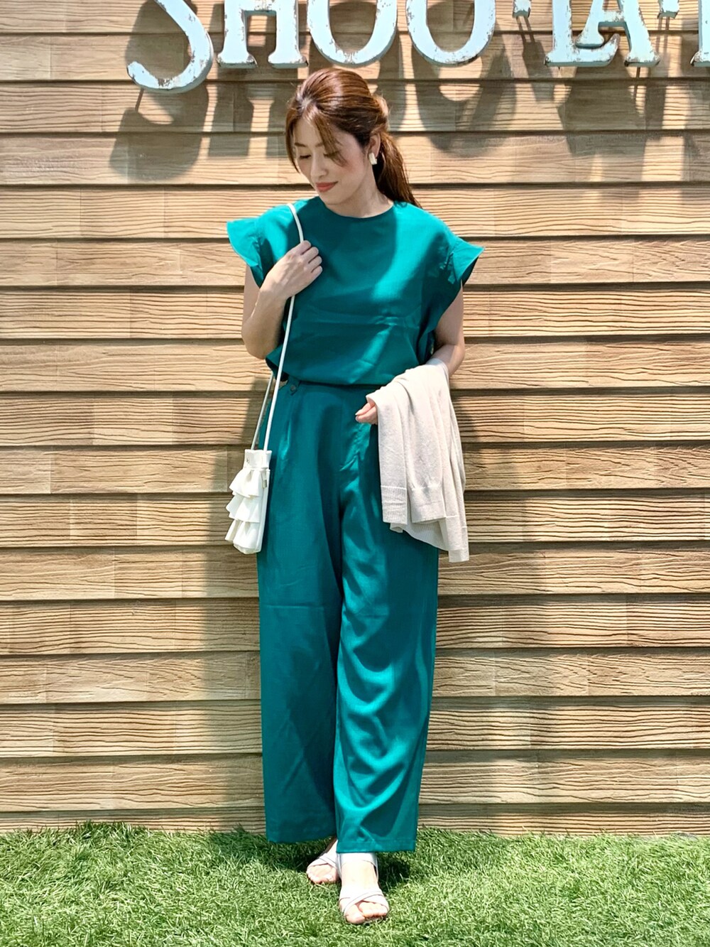 グリーン系のシャツ/ブラウス、グリーン系のその他パンツ、ベージュ系のカーディガン/ボレロを着用したレディースの秋コーディネートの3枚目の写真