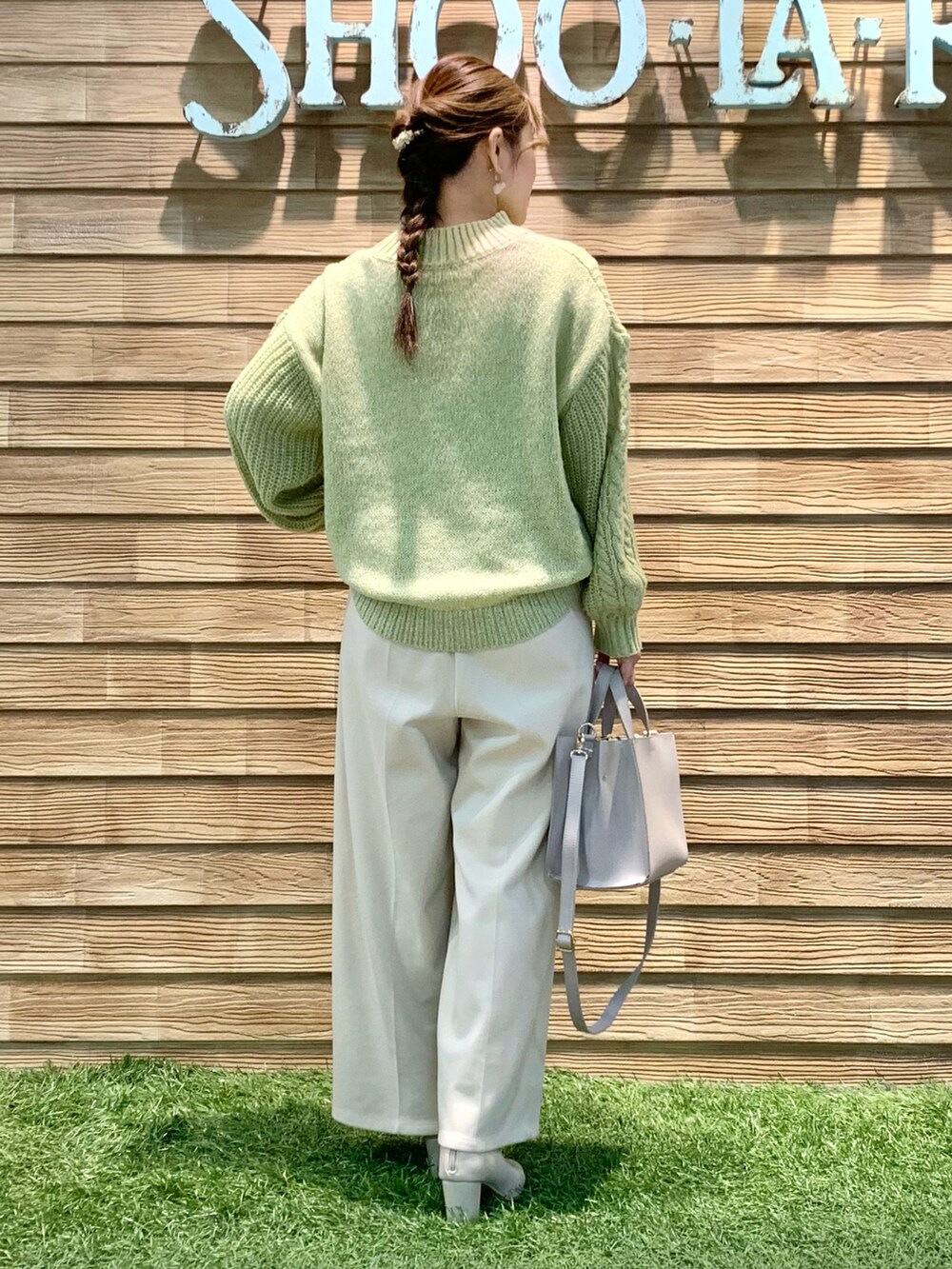 ホワイト系のダウンジャケット/コート、イエロー系のニット/セーター、ベージュ系のその他パンツを着用したレディースの冬コーディネートの5枚目の写真