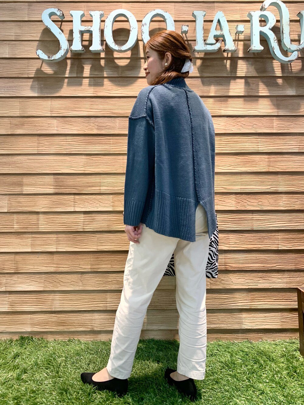 「テーパードパンツ、トートバッグ、パンプス、冬コーデ、タートルネック、大人カジュアル、ノーカラーコート、きれいめカジュアル、ゼブラ柄、シューラルー、ドレスキップ、STOP 誹謗中傷、WEARは皆の拠り所、笑顔の輪を繋ごう、繋ごう素敵な心の声を」｜「DRESKIPのパイピングウール調コート（ノーカラーコート、ベージュ系）」を使った、E r i   さん（レディース・162cm）の冬コーディネートの4枚目の写真