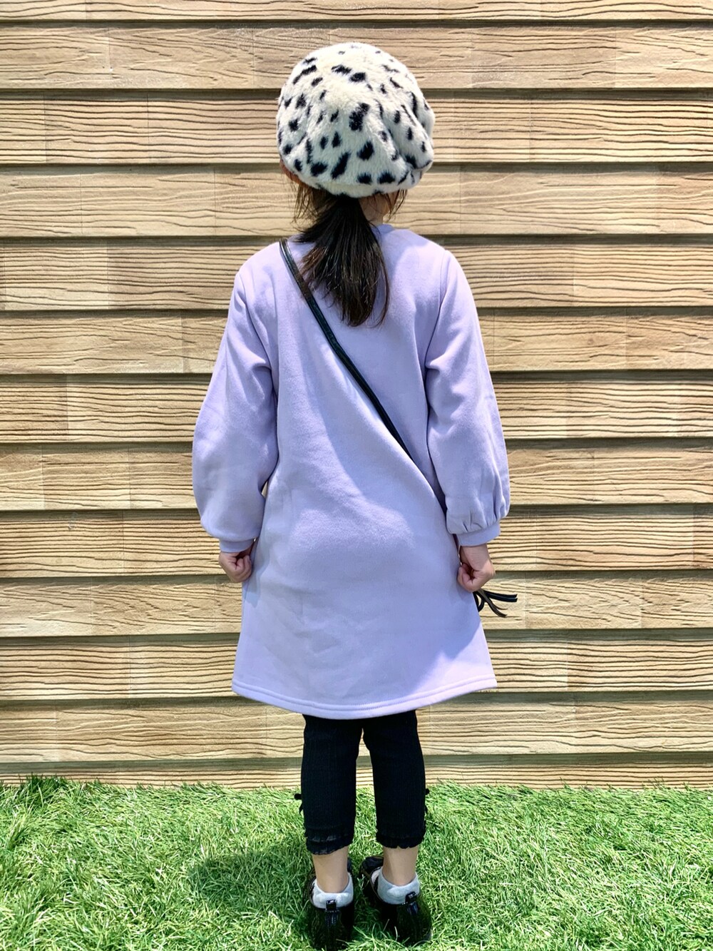 「シューラルー、冬コーデ、キッズコーデ、キッズファッション、子供服、女の子、ワンピース、レギンス、ベレー帽、プチプラ、プチプラコーデ、STOP 誹謗中傷、WEARは皆の拠り所、笑顔の輪を繋ごう、繋ごう素敵な心の声を」|「SHOO・LA・RUEの【90-140cm/速乾】CVC裏起毛ファーポケットワンピ(ワンピース、パープル系)」を使った、E r i さん(キッズ・110cm)の冬コーディネートの5枚目の写真