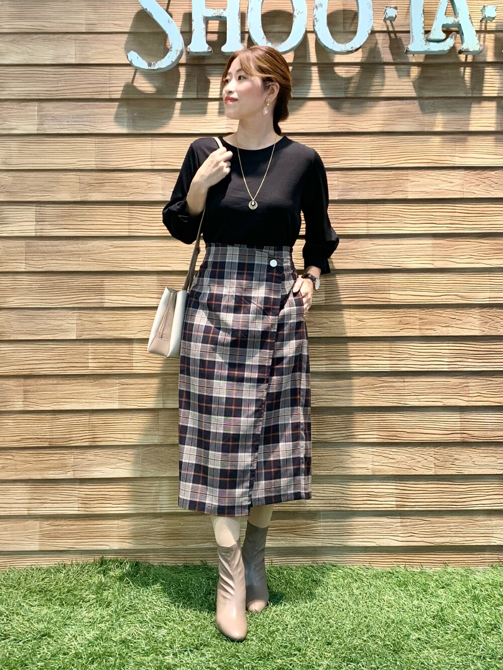 「シューラルー、ドレスキップ、大人カジュアル、きれいめカジュアル、オフィスカジュアル、ブラック、ボリューム袖、プルオーバー、チェック、スカート、ショルダーバッグ、ブーツ、秋コーデ、スウィーツ同盟会、チェッカーずまつり2023秋」｜「DRESKIPの【アクセ付き】大人上品 お袖タック 7分袖トップス（Tシャツ/カットソー、ブラック系）」を使った、E r i   さん（骨格ウェーブ・レディース・162cm）の秋コーディネートの2枚目の写真
