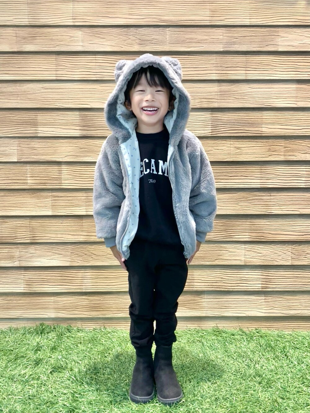 グレー系のブルゾン、ブラック系のニット/セーター、ブラック系のその他パンツを着用したキッズの秋コーディネートの2枚目の写真