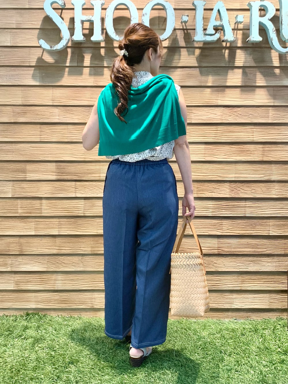 グリーン系のカーディガン/ボレロ、ホワイト系のシャツ/ブラウス、ブルー系のその他パンツを着用したレディースの夏コーディネートの5枚目の写真