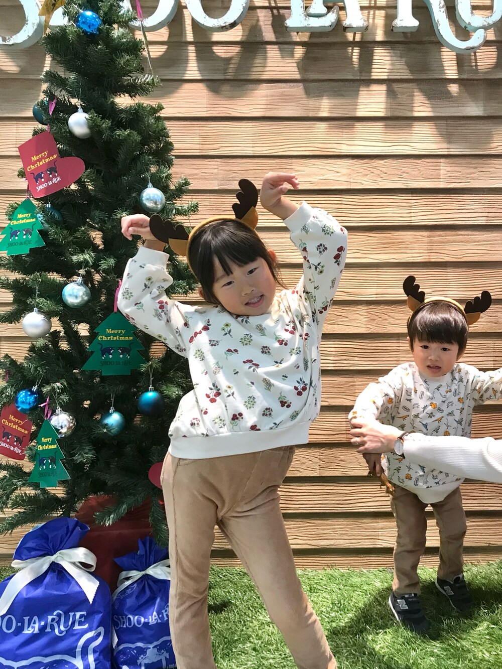 ベージュ系のスウェット、ベージュ系のその他パンツ、ブラック系のドレスシューズを着用したキッズの冬コーディネートの3枚目の写真