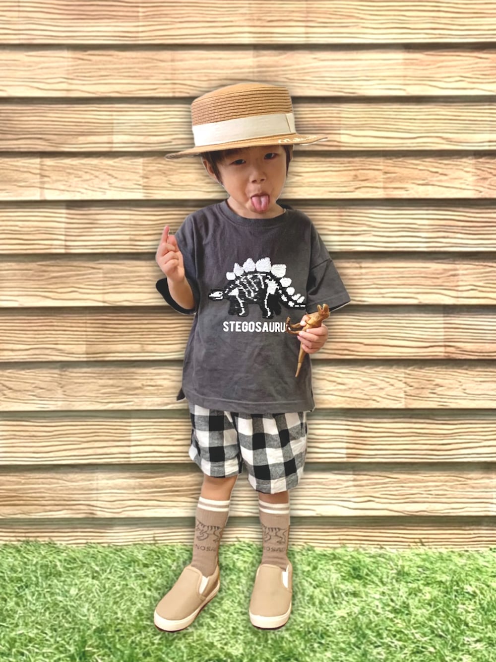 ベージュ系のハット、グリーン系のラッピングキット、グレー系のラッピングキットを着用したキッズの秋コーディネートの3枚目の写真