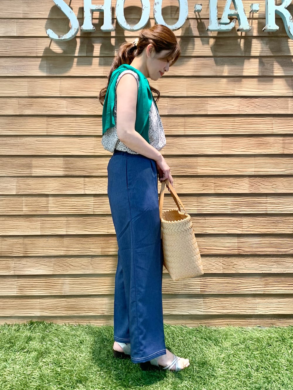 グリーン系のカーディガン/ボレロ、ホワイト系のシャツ/ブラウス、ブルー系のその他パンツを着用したレディースの夏コーディネートの4枚目の写真