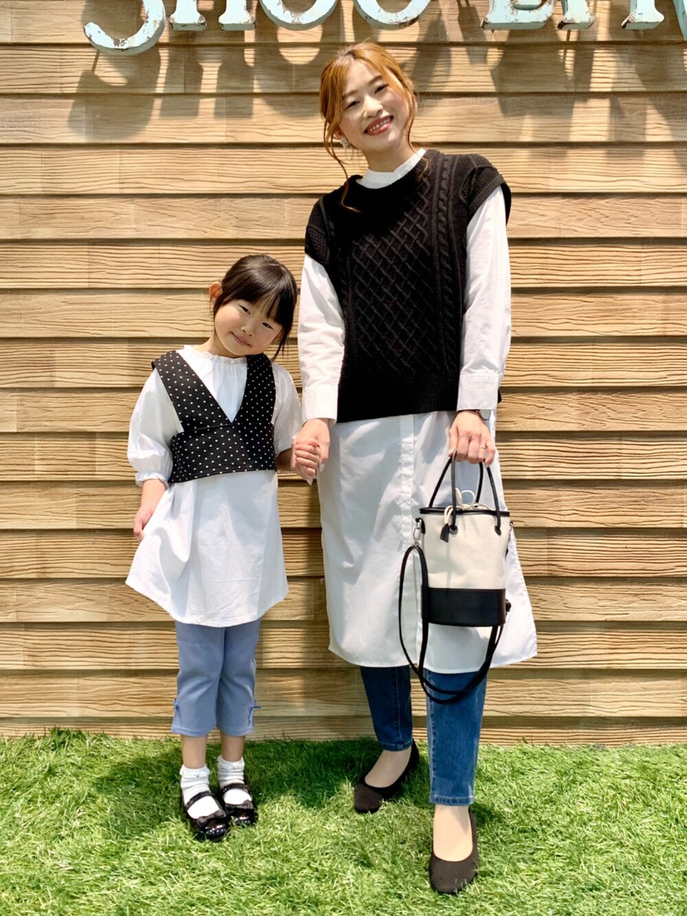 「シューラルー、ドレスキップ、キューティーブロンド、春コーデ、おやこーで。、リンクコーデ、休日スタイル、レイヤード、ベスト、シャツスタイル、パンツスタイル、STOP 誹謗中傷、WEARは皆の拠り所、笑顔の輪を繋ごう、繋ごう素敵な心の声を」|「Cutie Blondeの【S-L/2点セット】ケーブル編みベスト+Tシャツ(その他トップス、ブラック系)」を使った、E r i さん(レディース・162cm)の春コーディネートの3枚目の写真