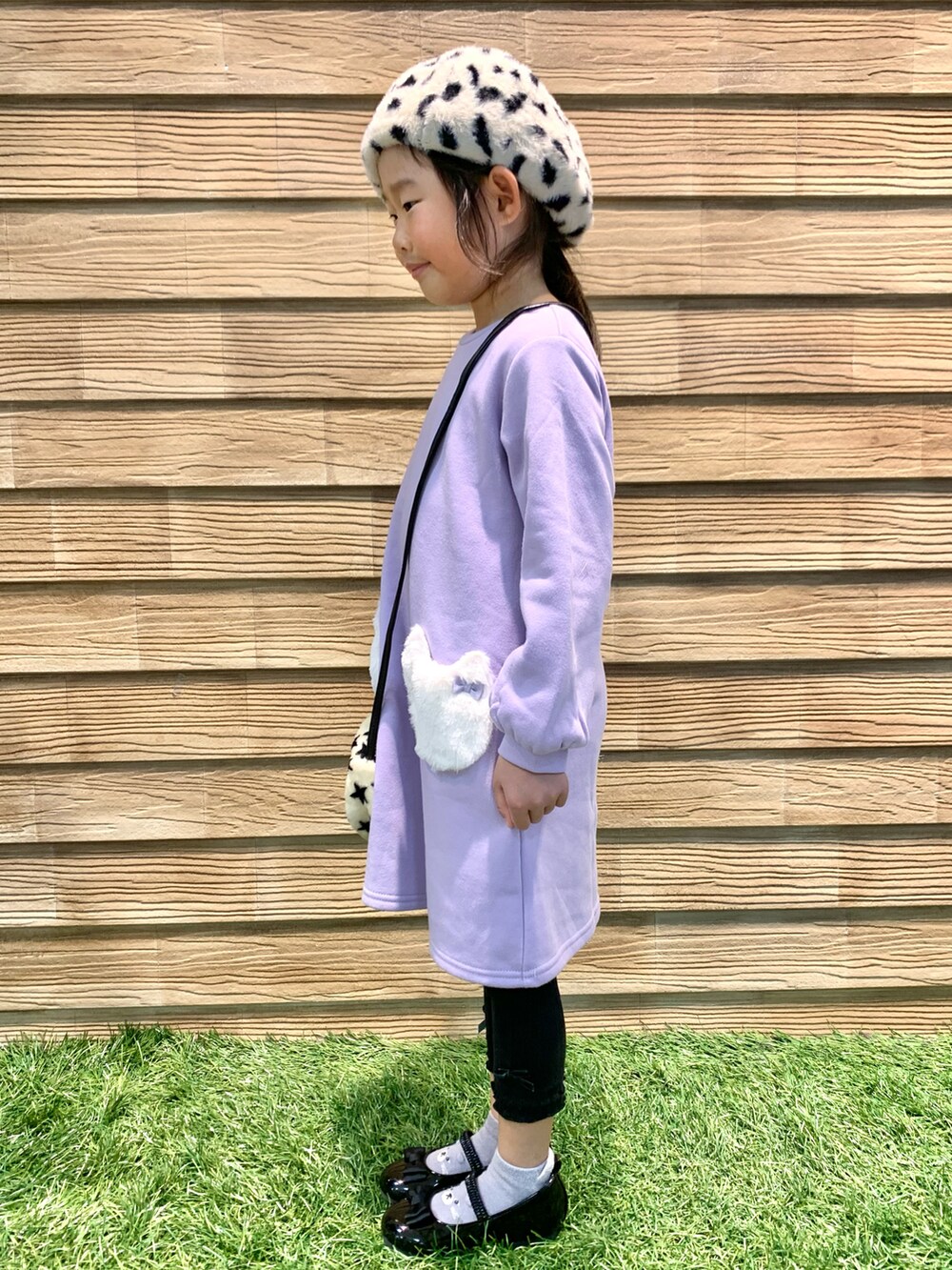 「シューラルー、冬コーデ、キッズコーデ、キッズファッション、子供服、女の子、ワンピース、レギンス、ベレー帽、プチプラ、プチプラコーデ、STOP 誹謗中傷、WEARは皆の拠り所、笑顔の輪を繋ごう、繋ごう素敵な心の声を」|「SHOO・LA・RUEの【90-140cm/速乾】CVC裏起毛ファーポケットワンピ(ワンピース、パープル系)」を使った、E r i さん(キッズ・110cm)の冬コーディネートの4枚目の写真