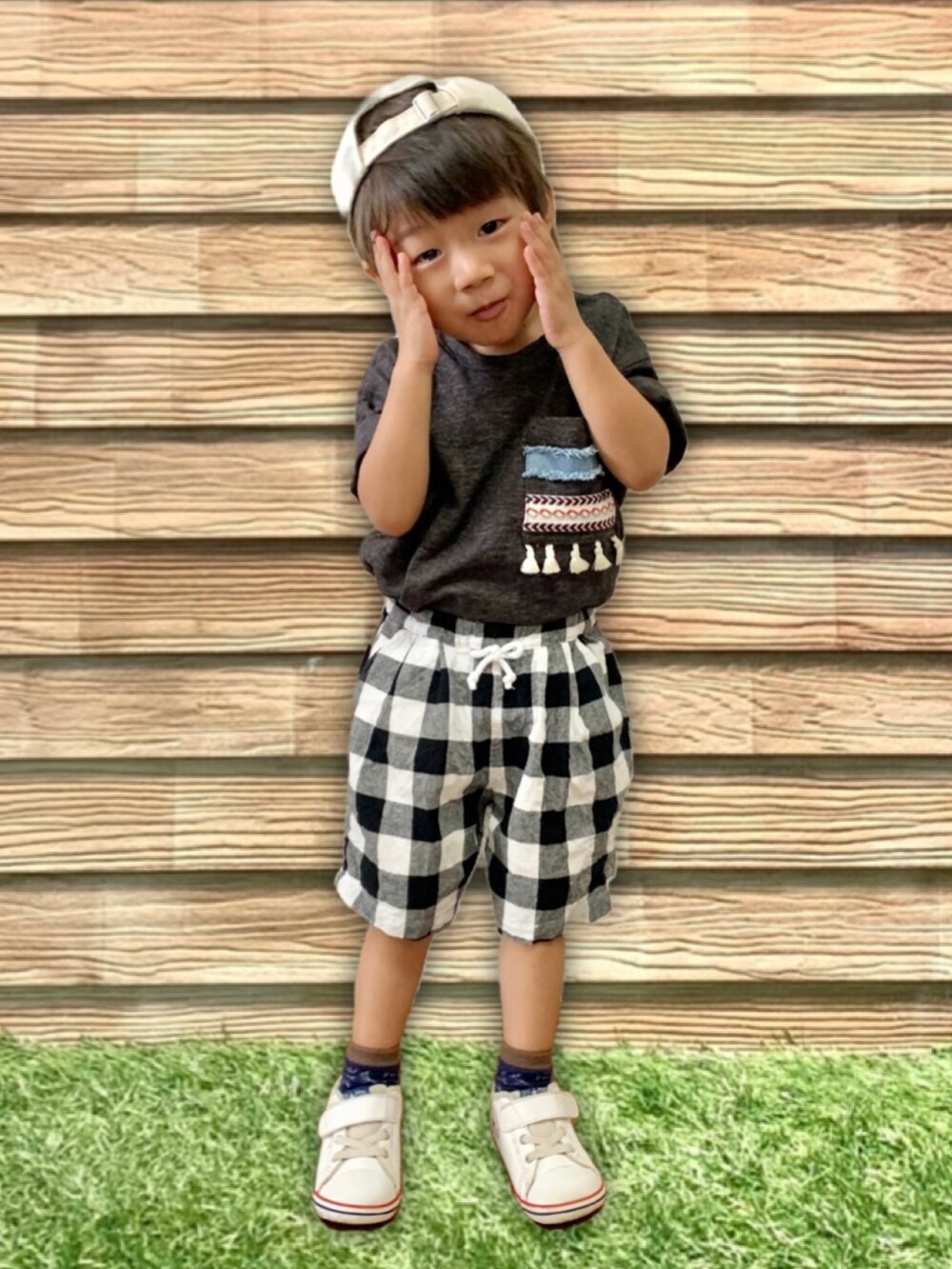 グレー系のTシャツ/カットソー、ホワイト系のスニーカー、ブルー系のソックス/靴下を着用したキッズの夏コーディネートの4枚目の写真