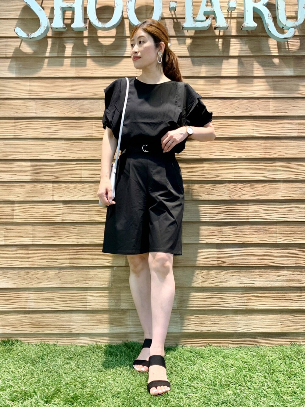 ブラック系のシャツ/ブラウス、ブラック系のその他パンツ、シルバー系のショルダーバッグを着用したレディースの夏コーディネートの3枚目の写真