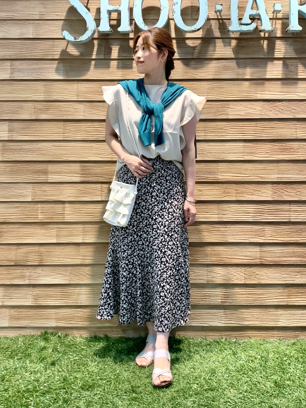 「シューラルー、ドレスキップ、大人カジュアル、きれいめカジュアル、お出かけコーデ、ベージュ、ブラウス、グリーン、カーディガン、花柄、ロングスカート、ショルダーバッグ、プチプラ、セットアップ、スウィーツ同盟会」|「DRESKIPの【セットアップ可/イージーケア】オンにもオフにも!お袖フリルブラウス(シャツ/ブラウス、ベージュ系)」を使った、E r i さん(骨格ウェーブ・レディース・162cm)の秋コーディネートの3枚目の写真