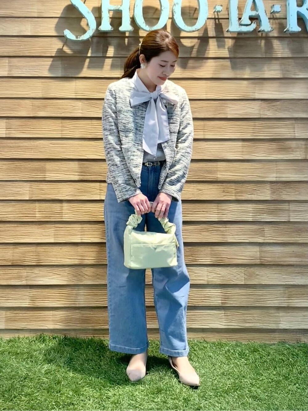 ホワイト系のノーカラージャケット、グレー系のシャツ/ブラウス、イエロー系のショルダーバッグを着用したレディースの春コーディネートの5枚目の写真