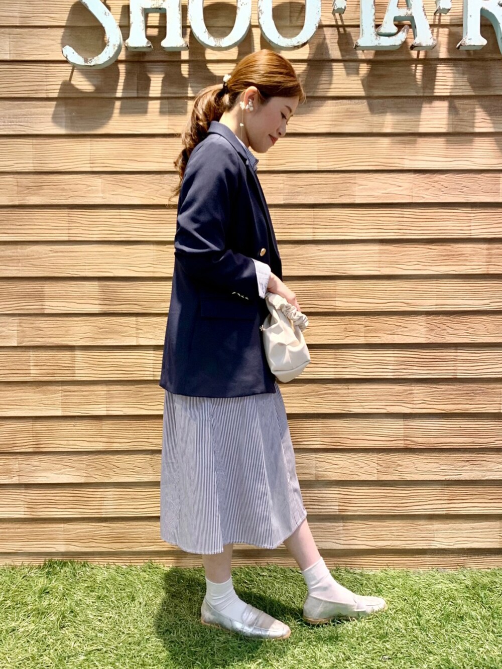 「シューラルー、ドレスキップ、きれいめカジュアル、大人カジュアル、シンプルコーデ、オフィスカジュアル、ジャケットスタイル、ジャケット、ネイビー、ストライプ、シャツスタイル、シャツワンピ、ショルダーバッグ、ローファー」｜「DRESKIPの【ON・OFF問わず羽織ればキマる】ゴールドボタン テーラード ジャケット（テーラードジャケット、ブルー系）」を使った、E r i   さん（骨格ウェーブ・レディース・162cm）の春コーディネートの4枚目の写真