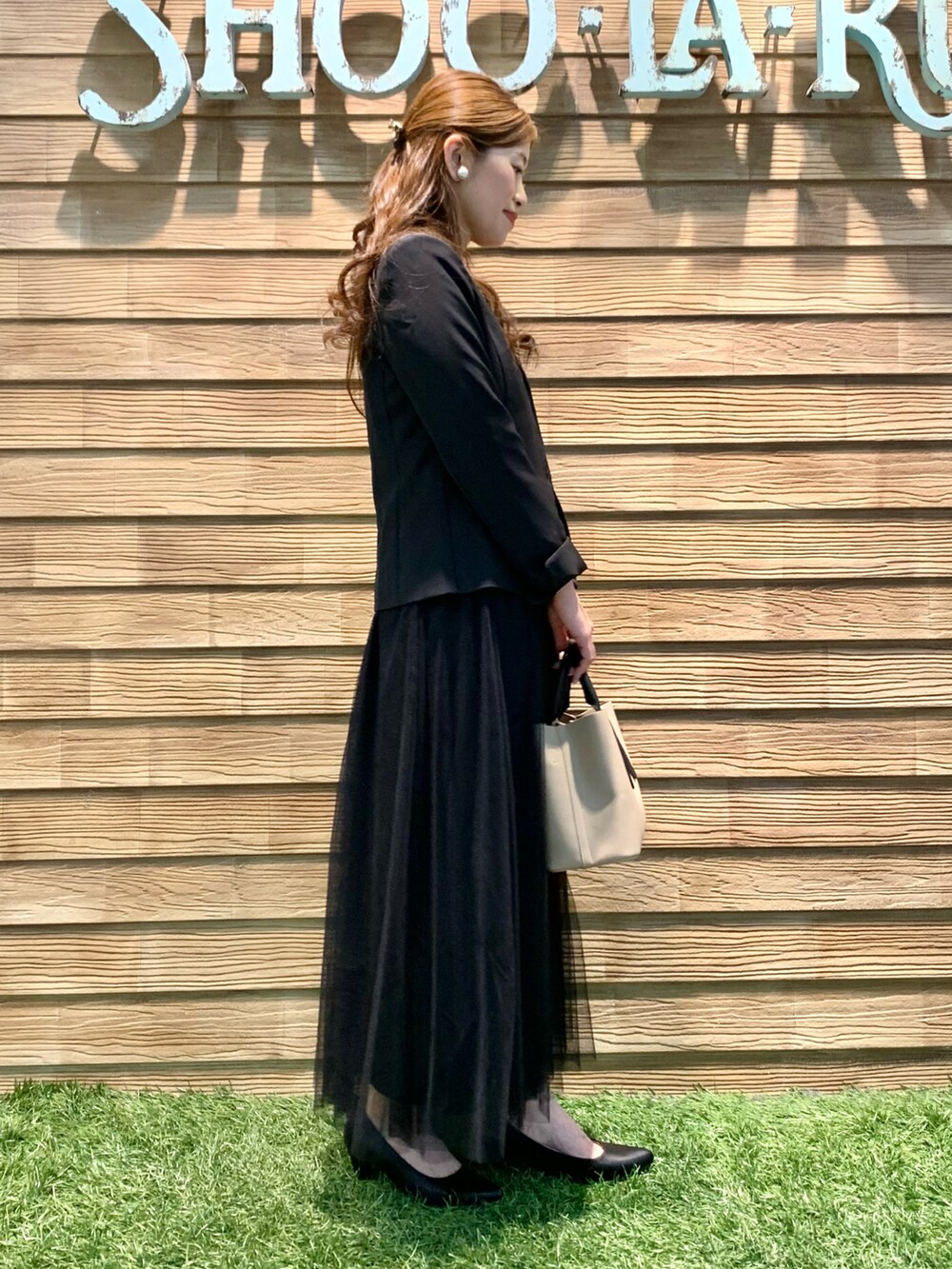 「シューラルー、フォーマル、オケージョン、セレモニー、通勤コーデ、卒業式、入学式、モノトーン、ブラック、ジャケット、ブラウス、スカート、トートバッグ、パンプス」｜「SHOO・LA・RUEの【S-5L/洗える】ダブルクロスジャケット（ノーカラージャケット、ブラック系）」を使った、E r i   さん（骨格ウェーブ・レディース・162cm）の春コーディネートの4枚目の写真