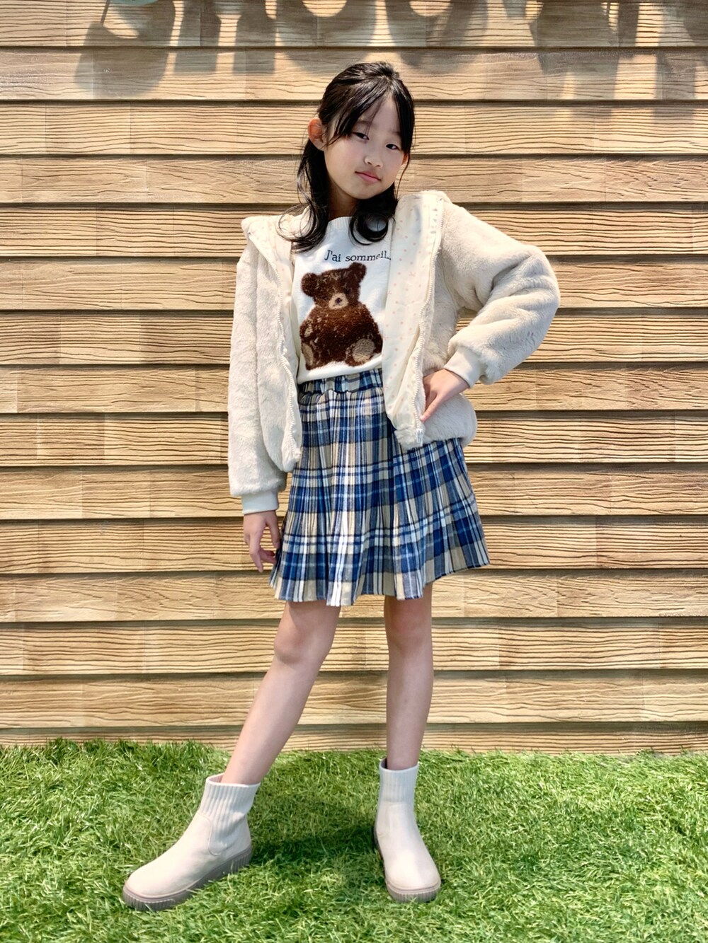 「シューラルー、シューラルーキッズ、女の子、シンプルコーデ、おでかけコーデ、淡色コーデ、ホワイトコーデ、ホワイト、パーカー、くまさん、ニット、ブルー、チェック、スカート、ブーツ」|「SHOO・LA・RUEの【110-140cm】フェイクファー耳付きパーカー(ブルゾン、ベージュ系)」を使った、E r i さん(キッズ・137cm)の春コーディネートの3枚目の写真