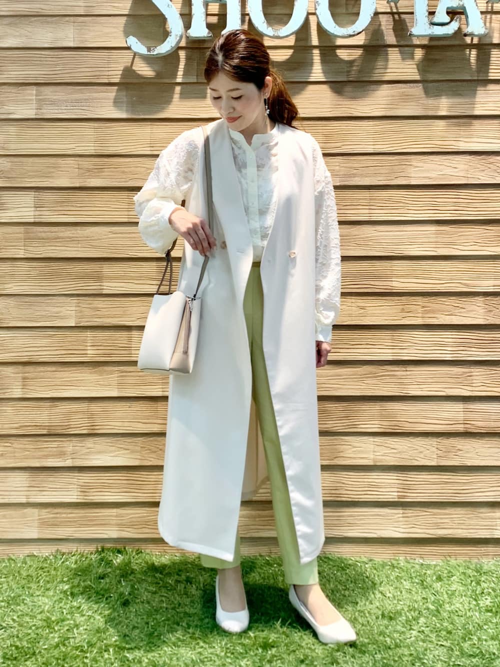 ベージュ系のベスト、ホワイト系のシャツ/ブラウス、イエロー系のその他パンツを着用したレディースの春コーディネートの2枚目の写真