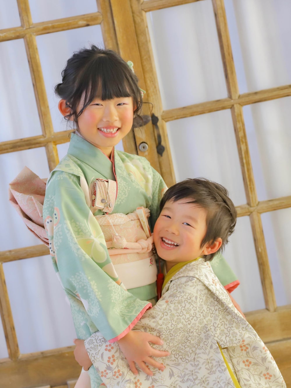 ベージュ系のノーカラージャケット、ベージュ系のシャツ/ブラウス、ベージュ系のその他パンツを着用したレディースの冬コーディネートの4枚目の写真