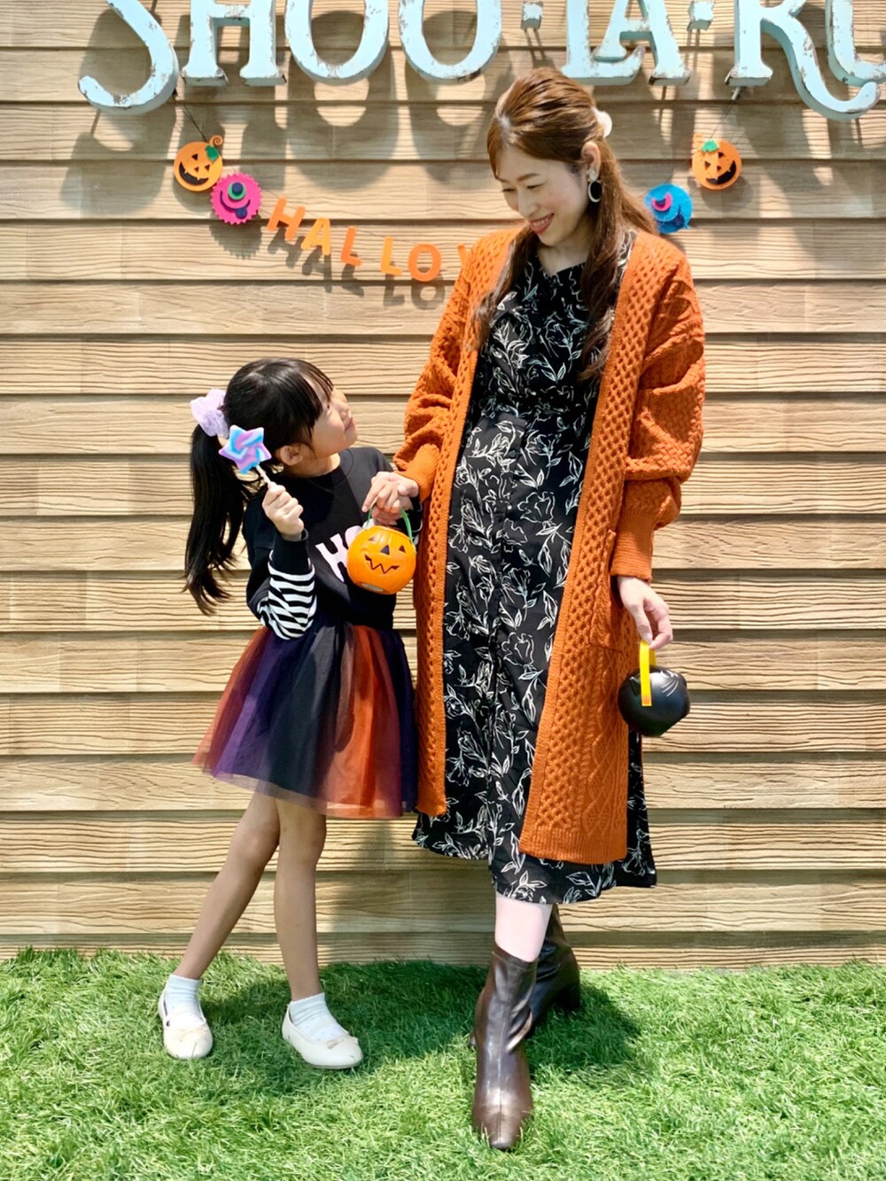 「シューラルー、シューラルーキッズ、女の子、キッズコーデ、親子コーデ、秋コーデ、パーティースタイル、ブラック、プルオーバー、リバーシブル、チュールスカート、スカート、バレエシューズ、ハロウィン、WEARハロウィン2022」｜「SHOO・LA・RUEの【100-130cm】袖ボーダーレイヤードプルオーバー（スウェット、ブラック系）」を使った、E r i   さん（骨格ウェーブ・キッズ・120cm）の秋コーディネートの5枚目の写真