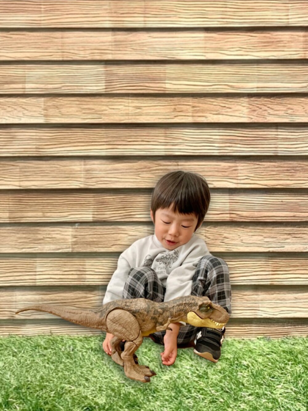 グレー系のスウェット、ブラック系のその他パンツ、グレー系のラッピングキットを着用したキッズの冬コーディネートの4枚目の写真