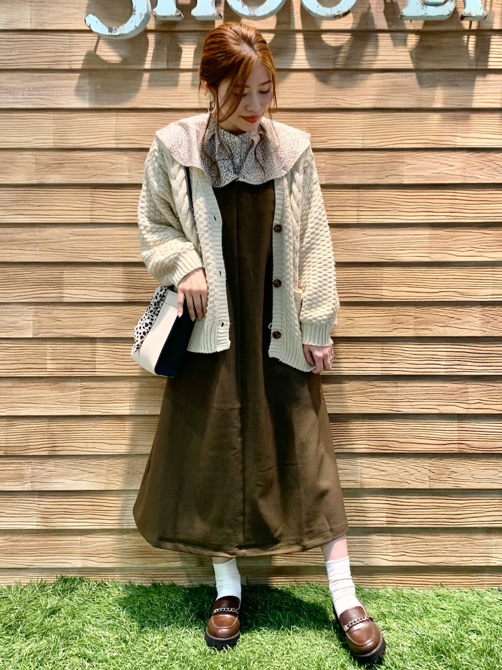 「シューラルー、ドレスキップ、チョコ色に染まれ、バレンタイン、カーディガン、ワンピース、小花柄、ビックカラー、ブラウス、ショルダーバッグ、ローファー、STOP 誹謗中傷、WEARは皆の拠り所、笑顔の輪を繋ごう、繋ごう素敵な心の声を」|「SHOO・LA・RUEの【五明祐子さん着用商品】ざっくりカノコケーブルカーディガン(カーディガン/ボレロ、ホワイト系)」を使った、E r i さん(レディース・162cm)の冬コーディネートの4枚目の写真