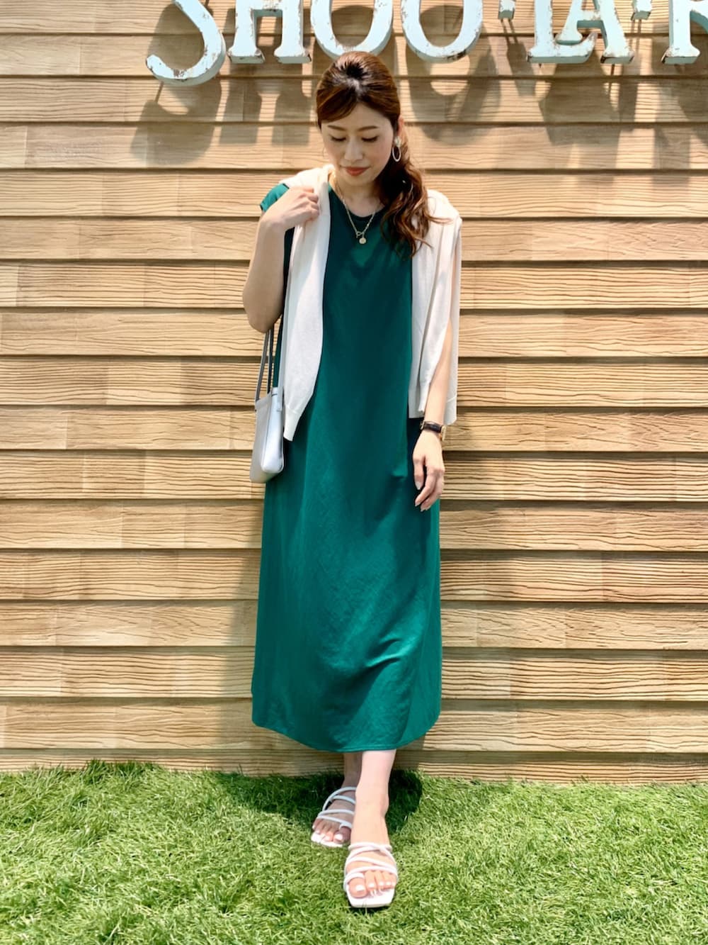 ホワイト系のカーディガン/ボレロ、グリーン系のワンピース、シルバー系のショルダーバッグを着用したレディースの夏コーディネートの2枚目の写真
