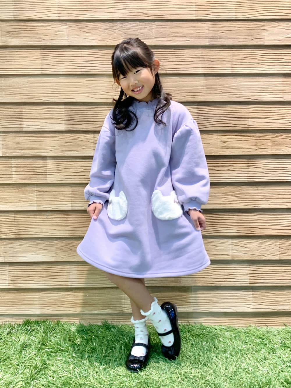 パープル系のワンピース、ブラック系のドレスシューズ、ベージュ系のソックス/靴下を着用したキッズの秋コーディネートの3枚目の写真