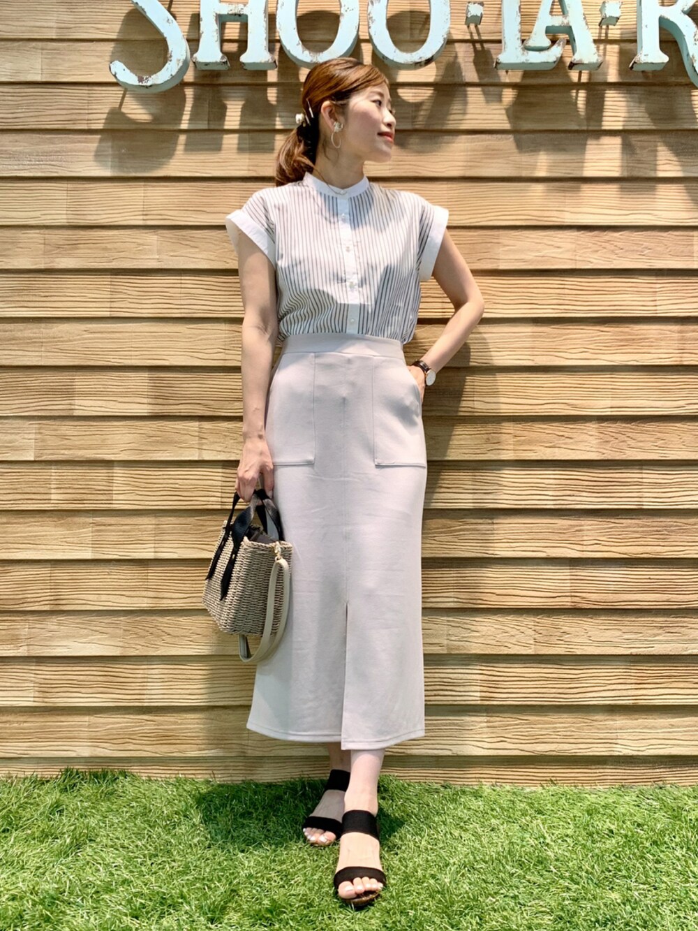 ホワイト系のシャツ/ブラウス、グレー系のスカート、グレー系のショルダーバッグを着用したレディースの夏コーディネートの2枚目の写真