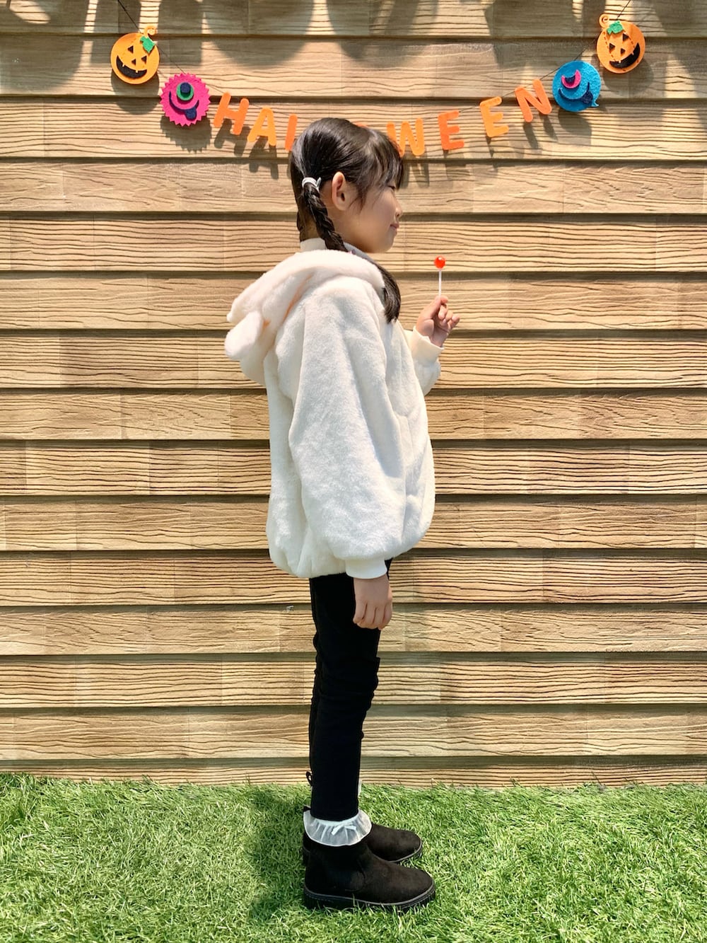 「シューラルー、シューラルーキッズ、モノトーン、ホワイト、パーカー、ボーダー、ニット、ブラック、パンツスタイル、ブーツ、リンクコーデ、レイヤードスタイル、ハロウィン、ボーダーを探せ！、スウィーツ同盟会」｜「SHOO・LA・RUEの【110-140cm】エコファー耳つきパーカー（ブルゾン、ホワイト系）」を使った、E r i   さん（骨格ウェーブ・キッズ・127cm）の秋コーディネートの4枚目の写真