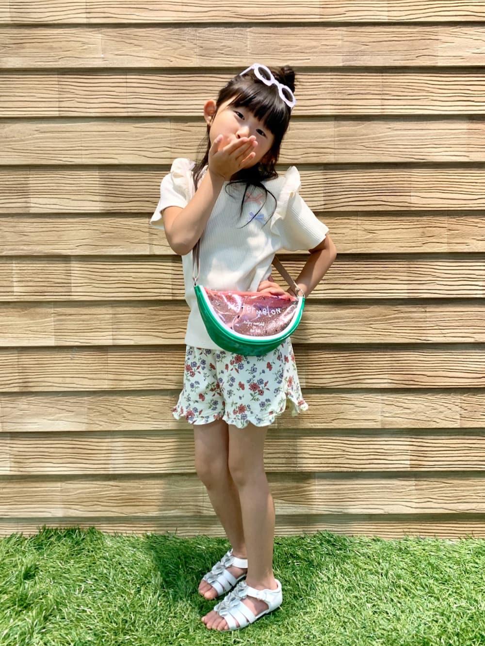ホワイト系のTシャツ/カットソー、ベージュ系のその他パンツ、グリーン系のショルダーバッグを着用したキッズの夏コーディネートの3枚目の写真