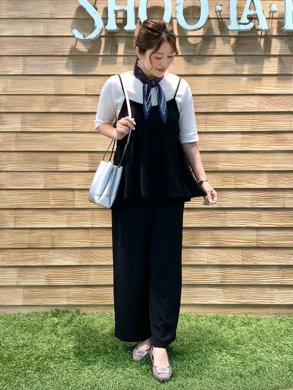 ブラック系のタンクトップ、ホワイト系のTシャツ/カットソー、ブラック系のその他パンツを着用したレディースの秋コーディネートの3枚目の写真