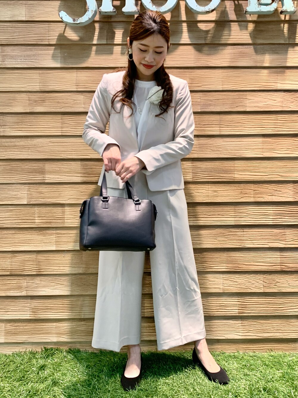 ベージュ系のノーカラージャケット、ベージュ系のシャツ/ブラウス、ベージュ系のその他パンツを着用したレディースの冬コーディネートの3枚目の写真