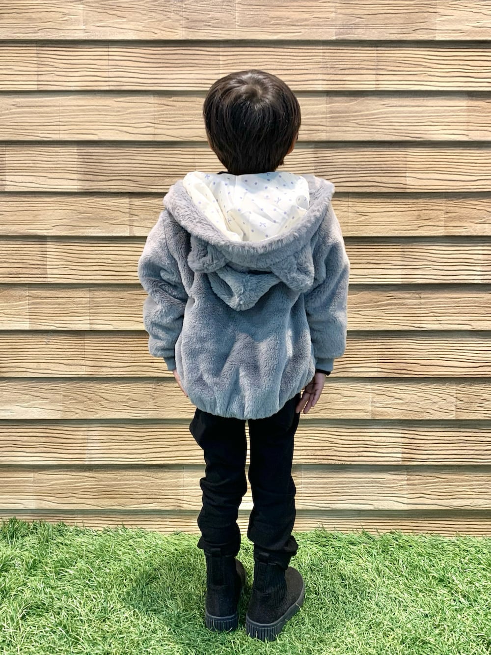 グレー系のブルゾン、ブラック系のニット/セーター、ブラック系のその他パンツを着用したキッズの秋コーディネートの5枚目の写真